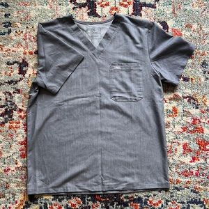 FIGS Men’s Leon Three-Pocket Scrub Top, size Large, color Graphite